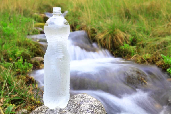 깨끗 한 물으로 플라스틱 병 — 스톡 사진