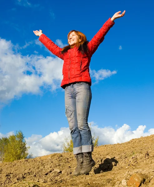 Kvinna hoppa mot himlen — Stockfoto