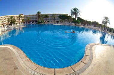 Yüzme havuzunda bir kadın. hotel mavi yüzme havuzunda. Türkiye