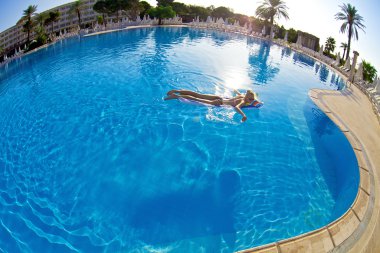 Yüzme havuzunda bir kadın. hotel mavi yüzme havuzunda. Türkiye