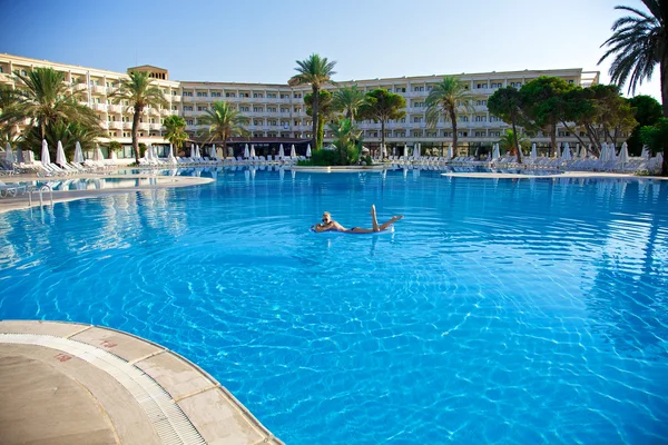 Kvinne Svømmebasseng Blått Svømmebasseng Hotell Tyrkia – stockfoto