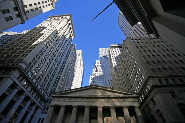Classical New York Wall Street, arranha-céus em Manhattan — Fotografia de Stock