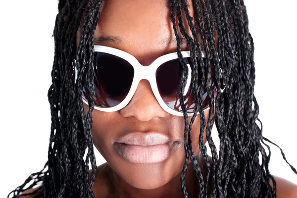 Mujer afroamericana joven en gafas aisladas en blanco —  Fotos de Stock