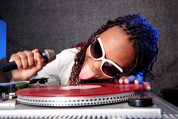 Divertido afro-americano DJ — Foto de Stock