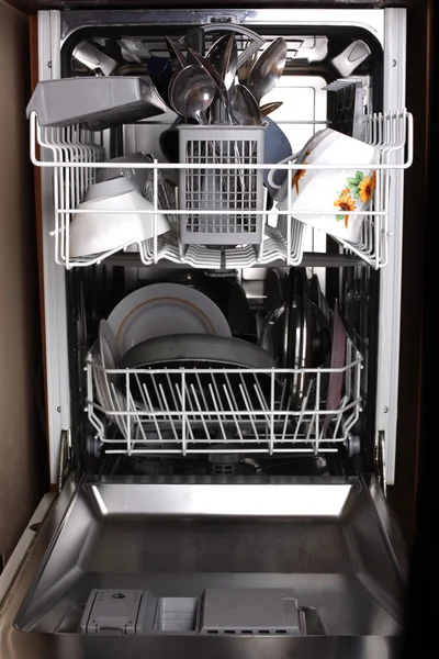 Máquina de lavar louça com pratos e utensílios — Fotografia de Stock
