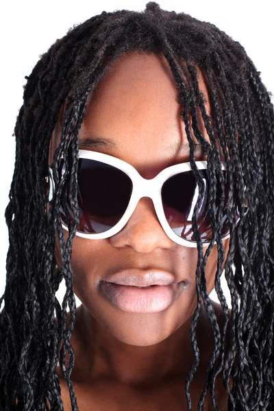 Jonge Afro-Amerikaanse vrouw in glazen geïsoleerd op wit — Stockfoto