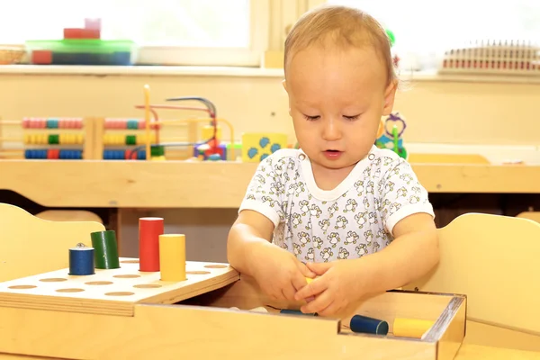 Дитина грає з блоками — стокове фото