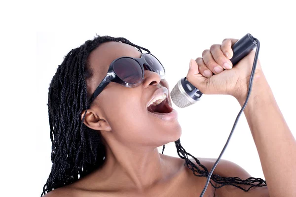 Νεαρή τραγουδίστρια αφρο-αμερικανικό γυναίκα που απομονώνονται σε λευκό — Φωτογραφία Αρχείου