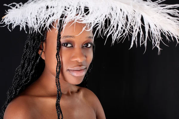 Mujer afroamericana joven con gran pluma blanca — Foto de Stock