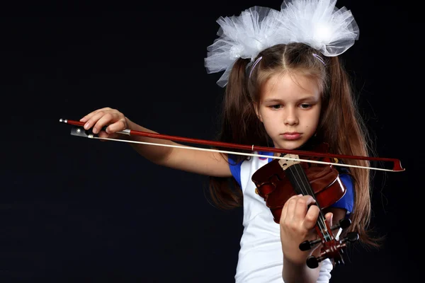 Liten flicka spela av fiol — Stockfoto