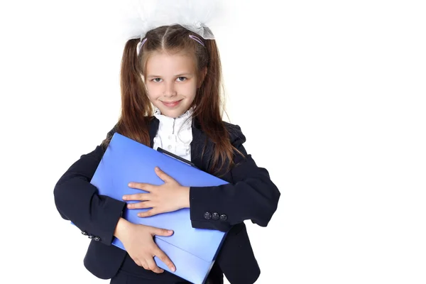 Schoolmeisje met werkmap geïsoleerd op wit — Stockfoto