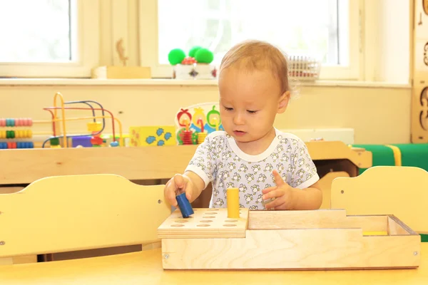 Baby leker med leksaksblock — Stockfoto