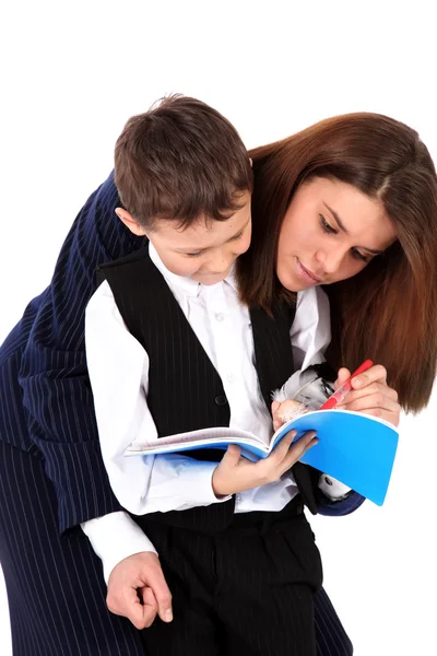 Insegnante o mamma e ragazzo con libro isolato su bianco — Foto Stock