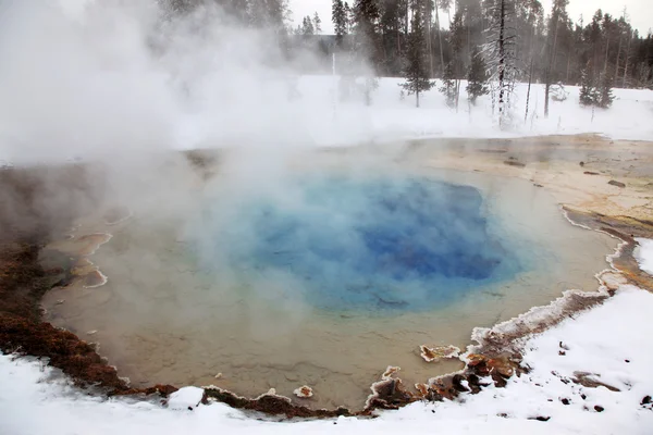 Temporada de invierno en el lago caliente del Parque Nacional de Yellowstone, EE.UU. —  Fotos de Stock