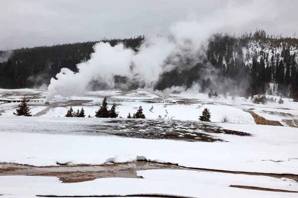 Geysers quentes em Yellowstone NP, EUA — Fotografia de Stock