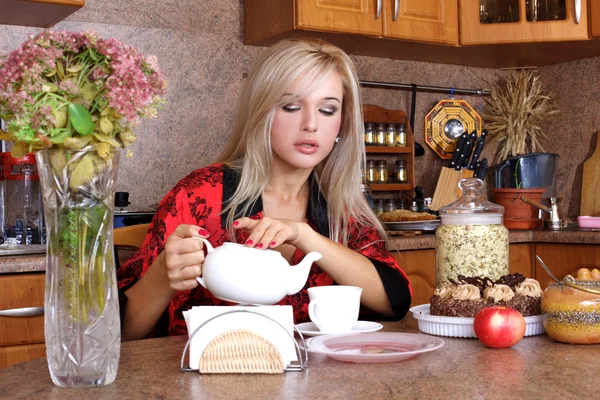 Mujer tomar un desayuno con manzana, tetera y taza de bebida caliente i —  Fotos de Stock