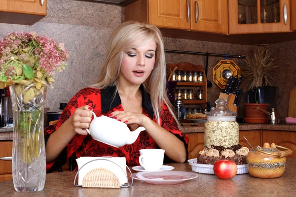 Mulher café da manhã com maçã, bule e xícara de bebida quente no k — Fotografia de Stock