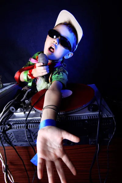 Cool kid DJ in azione con microfono — Foto Stock