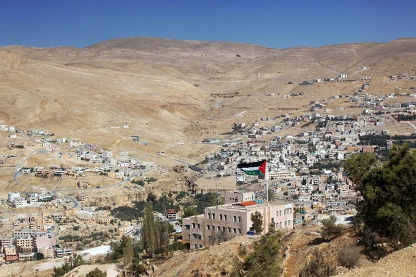 Jordania Clásica - Vista sobre un valle con país en Mt y bandera —  Fotos de Stock