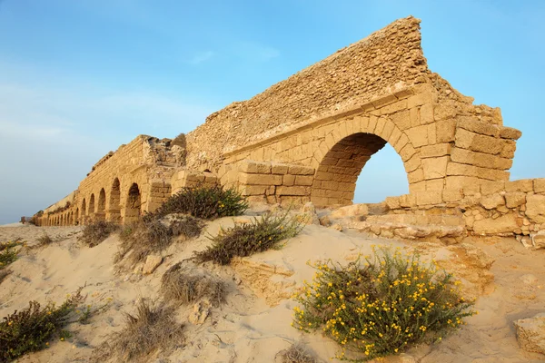 Klassieke Israël - zonsondergang op oude oude Romeinse aquaduct in ceasar — Stockfoto