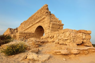 Klasik İsrail - Sezar'ın eski antik Roma su kemeri gün batımında