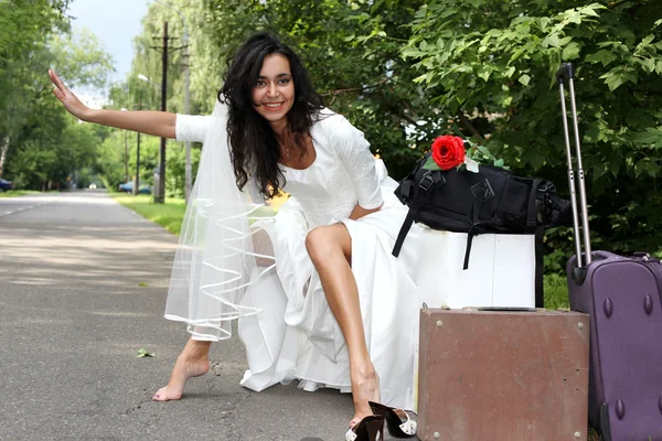Fugitivo noiva engate-caminhadas na estrada — Fotografia de Stock