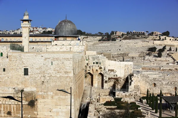 Vista sobre el Monte de los Olivos y la mezquita de Al-Aqsa en Jerusalén, Isr — Foto de Stock