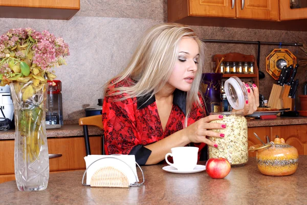 Kobieta podjęte jasmin płatki na śniadanie z jabłkiem i Puchar ho — Zdjęcie stockowe