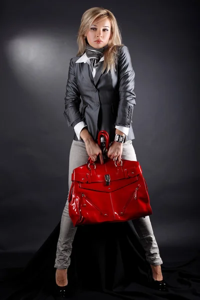 Mode junge Frau mit roter Tasche — Stockfoto