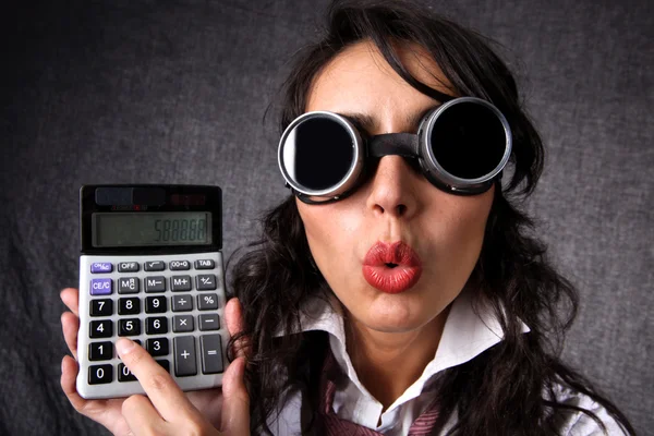 Femme avec calculatrice — Photo