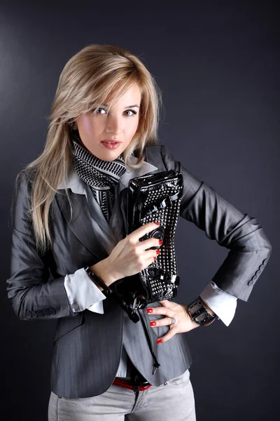 Mode junge Frau mit Clutch-Tasche — Stockfoto