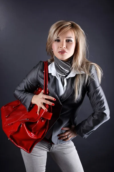 Moda mujer joven con bolsa roja —  Fotos de Stock