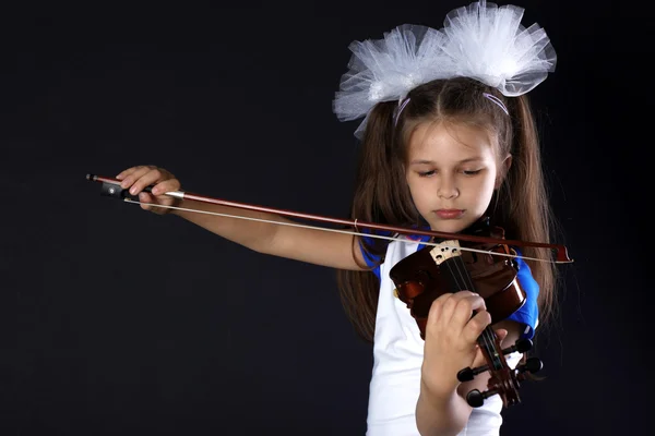 小女孩的小提琴演奏 — 图库照片
