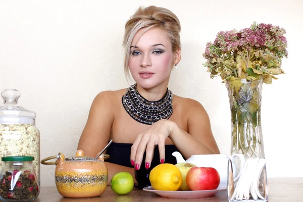 Frau mit Tasse, Jasminblüten, Zitrone, Apfel, Tee und Herbstfluss — Stockfoto