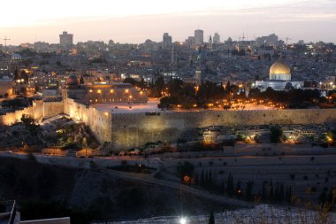 Eski şehirde akşam, temple mount rock görünümü bir kubbe ile sağa sola