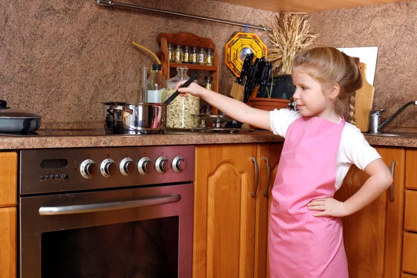 Dívka vaření v kuchyni — Stock fotografie