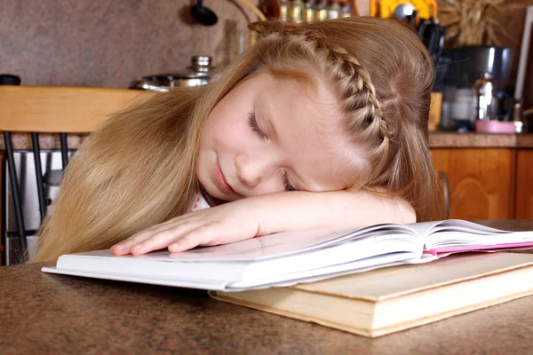 Flicka sova på böcker — Stockfoto