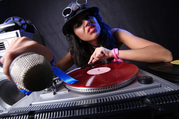 Cooler DJ in Aktion — Stockfoto