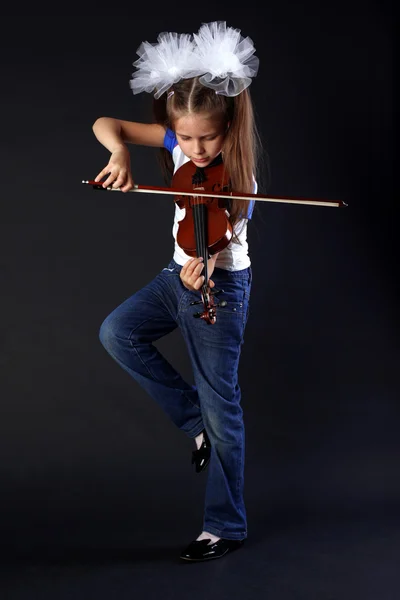 Klein meisje viool te spelen — Stockfoto