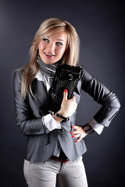 Mode junge Frau mit Clutch-Tasche — Stockfoto