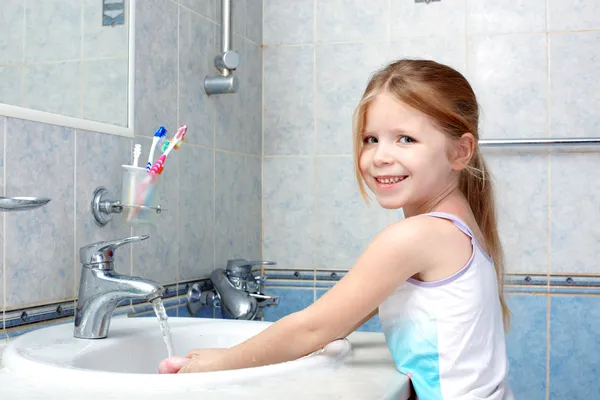 Klein meisje wassen met zeep in de badkamer — Stockfoto