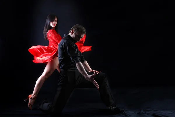 Dançarinos em ação contra fundo preto — Fotografia de Stock