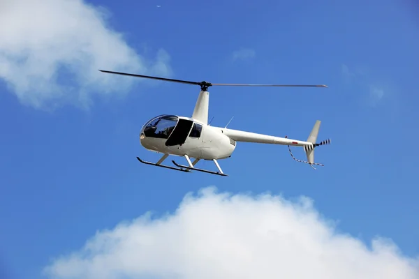 Létající záchranný vrtulník — Stock fotografie