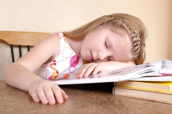 Mädchen schlafen bei Büchern — Stockfoto