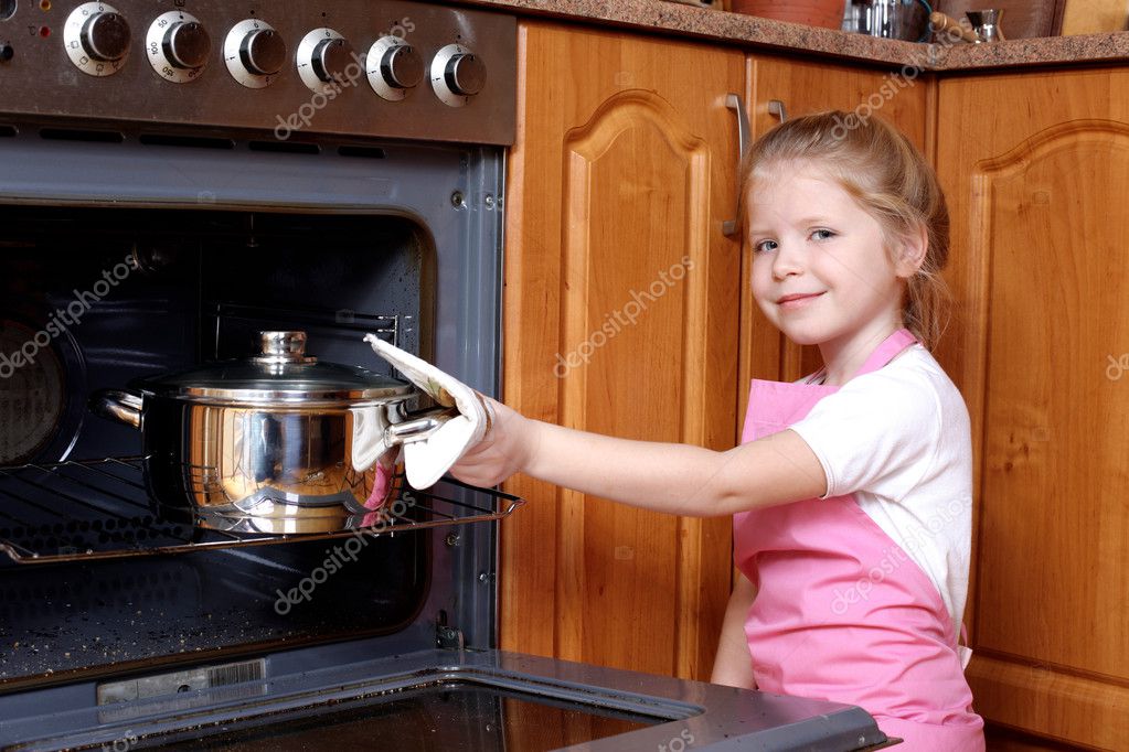 Little girl taken the food out of the kitchen oven — Stock Photo ...