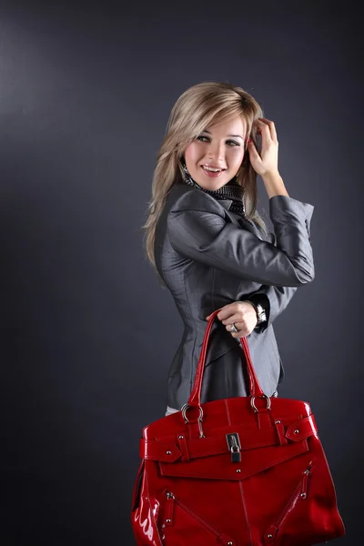 Mode ung kvinna med röd väska — Stockfoto