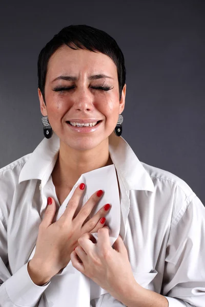 坏消息-抑郁症女人含泪持有信 — 图库照片