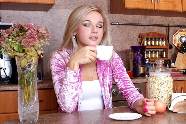 Mujer oliendo la taza de aroma de la bebida caliente, desayuno en el kitc —  Fotos de Stock