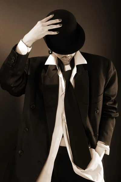 Şapka, büyük erkek gömlek ve ceket siyah karşı genç manken — Stok fotoğraf