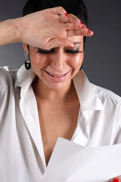 Mauvaise nouvelle - femme dépressive avec des larmes tenant la lettre — Photo